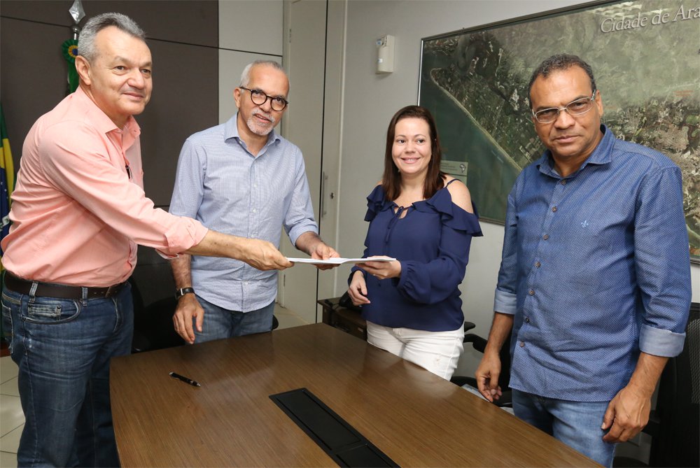 Prefeito Edvaldo Nogueira assinou decreto que autoriza o Processo Seletivo Simplificado para contratação de 512 profissionais da área de Saúde para trabalhar na rede municipal; vagas estarão distribuídas em 18 categorias profissionais de nível superior e técnico. Em até 60 dias, a administração municipal lançará o edital, com as informações sobre a seleção; perspectiva da prefeitura é economizar até R$ 964 mil por mês com as novas contratações (Foto: Paulo Emílio) Prefeito Edvaldo Nogueira assinou decreto que autoriza o Processo Seletivo Simplificado para contratação de 512 profissionais da área de Saúde para trabalhar na rede municipal; vagas estarão distribuídas em 18 categorias profissionais de nível superior e técnico. Em até 60 dias, a administração municipal lançará o edital, com as informações sobre a seleção; perspectiva da prefeitura é economizar até R$ 964 mil por mês com as novas contratações