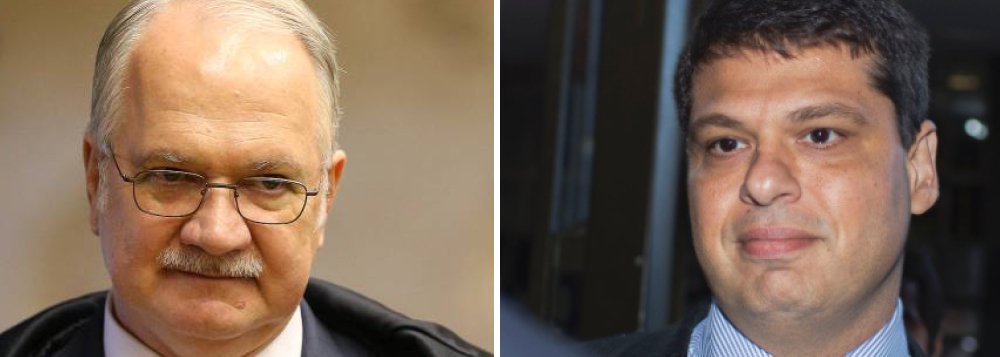 No despacho em que decretou a prisão de Joesley Batista e Ricardo Saud, delatores da JBS, o ministro Edson Fachin justificou os motivos que o levaram a rejeitar o pedido prisão do ex-procurador da República Marcello Miller; Fachin argumentou que não são consistentes os indícios de que Miller tenha sido "cooptado" por organização criminosa; apesar disso, o magistrado diz que há indícios de que Miller pode ter praticado delitos; "No que diz respeito a Marcello Paranhos Miller, ainda que sejam consistentes os indícios de que pode ter praticado o delito, de exploração de prestígio e até mesmo de obstrução às investigações, não há, por ora, elemento indiciário com a consistência necessária à decretação da prisão temporária", diz trecho do despacho (Foto: Aquiles Lins) No despacho em que decretou a prisão de Joesley Batista e Ricardo Saud, delatores da JBS, o ministro Edson Fachin justificou os motivos que o levaram a rejeitar o pedido prisão do ex-procurador da República Marcello Miller; Fachin argumentou que não são consistentes os indícios de que Miller tenha sido "cooptado" por organização criminosa; apesar disso, o magistrado diz que há indícios de que Miller pode ter praticado delitos; "No que diz respeito a Marcello Paranhos Miller, ainda que sejam consistentes os indícios de que pode ter praticado o delito, de exploração de prestígio e até mesmo de obstrução às investigações, não há, por ora, elemento indiciário com a consistência necessária à decretação da prisão temporária", diz trecho do despacho