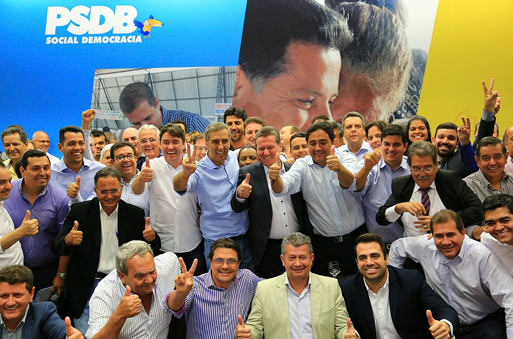 A Associação Goiana de Municípios emitiu nota em que afirma que a entidade não vai tolerar as acusações e ameaças proferidas por dirigentes partidários como resposta à movimentação de prefeitos entre partidos; a nota foi publicada no site da AGM depois que a direção estadual do PMDB criticou a migração de prefeitos do partido para a base aliada do governador Marconi Perillo; "A Associação Goiana de Municípios vem manifestar seu repúdio contra essas manifestações de ódio e autoritarismo e exercer a defesa desses prefeitos, que agiram eminentemente de acordo com suas convicções, segundo o programa de trabalho que pactuaram com seus representados", afirma o texto (Foto: José Barbacena) A Associação Goiana de Municípios emitiu nota em que afirma que a entidade não vai tolerar as acusações e ameaças proferidas por dirigentes partidários como resposta à movimentação de prefeitos entre partidos; a nota foi publicada no site da AGM depois que a direção estadual do PMDB criticou a migração de prefeitos do partido para a base aliada do governador Marconi Perillo; "A Associação Goiana de Municípios vem manifestar seu repúdio contra essas manifestações de ódio e autoritarismo e exercer a defesa desses prefeitos, que agiram eminentemente de acordo com suas convicções, segundo o programa de trabalho que pactuaram com seus representados", afirma o texto
