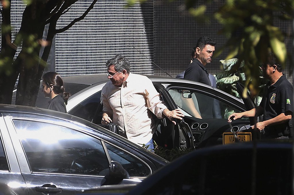 Brasília - O ex- vice governador do DF, Tadeu Filippelli, chega a superintendência da Polícia Federal preso na Operação Panatenaico (José Cruz/Agência Brasil) (Foto: Leonardo Lucena) Brasília - O ex- vice governador do DF, Tadeu Filippelli, chega a superintendência da Polícia Federal preso na Operação Panatenaico (José Cruz/Agência Brasil)