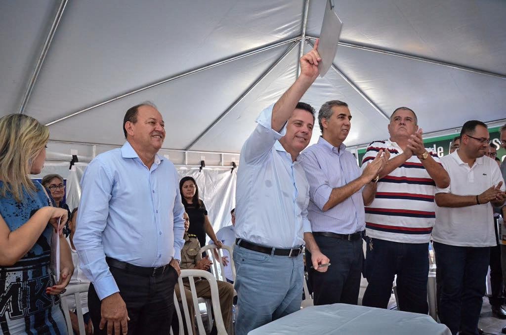 O governador de Goiás, Marconi Perillo, entende que não é justo o PSDB ser chamado de golpista; de acordo com o chefe do executivo estadual, o partido resolveu apoiar o governo de Michel Temer para salvar o País do "desastre da gestão petista"; "A contrapartida requerida pelo PSDB foi a agenda de reformas, parte delas já aprovada, e a retomada do desenvolvimento econômico do País"; sobre o fato de metade da bancada tucana ter votado pela continuidade das investigações contra Temer, o primeiro presidente denunciado por corrupção na história do País, Perillo afirmou que "o posicionamento se deu de forma específica em relação a uma autorização para investigação e não para uma destituição ou mudança de governo" (Foto: Leonardo Lucena) O governador de Goiás, Marconi Perillo, entende que não é justo o PSDB ser chamado de golpista; de acordo com o chefe do executivo estadual, o partido resolveu apoiar o governo de Michel Temer para salvar o País do "desastre da gestão petista"; "A contrapartida requerida pelo PSDB foi a agenda de reformas, parte delas já aprovada, e a retomada do desenvolvimento econômico do País"; sobre o fato de metade da bancada tucana ter votado pela continuidade das investigações contra Temer, o primeiro presidente denunciado por corrupção na história do País, Perillo afirmou que "o posicionamento se deu de forma específica em relação a uma autorização para investigação e não para uma destituição ou mudança de governo"