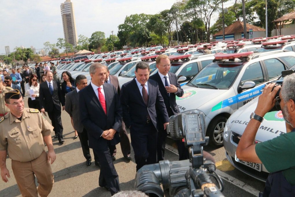 Com a entrega de 273 novas viaturas às forças policiais do Estado, na manhã desta sexta-feira, a gestão do governador Marconi Perillo (PSDB) atingiu a marca de R$ 3 bilhões em investimentos em Segurança Pública em 2017; em solenidade realizada na Academia de Polícia Militar, Marconi afirmou que há seis anos o investimento anual não passava de R$ 1,2 bilhão; “Em 2011, investimos 9% do orçamento estadual no combate ao crime. Este percentual vai passar de 14% em 2017 ", destacou o governador; as 273 viaturas foram divididas entre Polícia Militar (140), Polícia Civil (100), mais 20 furgões para o transporte de presos e 13 que serão utilizados para perícia oficial (Foto: José Barbacena) Com a entrega de 273 novas viaturas às forças policiais do Estado, na manhã desta sexta-feira, a gestão do governador Marconi Perillo (PSDB) atingiu a marca de R$ 3 bilhões em investimentos em Segurança Pública em 2017; em solenidade realizada na Academia de Polícia Militar, Marconi afirmou que há seis anos o investimento anual não passava de R$ 1,2 bilhão; “Em 2011, investimos 9% do orçamento estadual no combate ao crime. Este percentual vai passar de 14% em 2017 ", destacou o governador; as 273 viaturas foram divididas entre Polícia Militar (140), Polícia Civil (100), mais 20 furgões para o transporte de presos e 13 que serão utilizados para perícia oficial