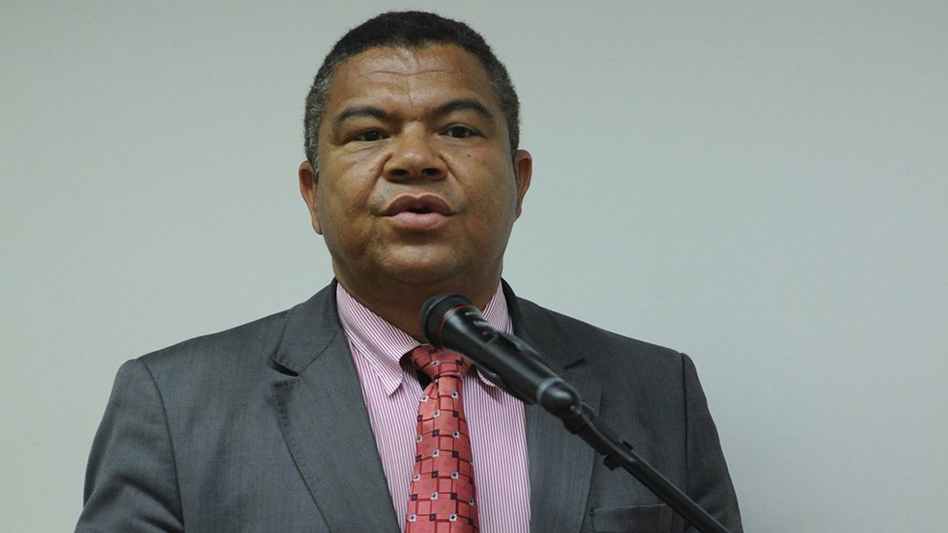 O deputado federal Valmir Assunção (PT-BA) criticou o presidente Michel Temer (PMDB) por mais um “agrado” à bancada ruralista ao assinar um decreto perdoando 60% das dívidas que os ruralistas têm por crimes ambientais; para o parlamentar, perdão tem relação com a chegada da segunda denúncia ao plenário e o presidente precisa dos votos dos ruralistas; “foi assim na questão do trabalho escravo, na reserva amazônica e agora é a questão ambiental. Temer diz que, na questão ambiental, o crime compensa”, reclamou Valmir Assunção (Foto: Voney Malta) O deputado federal Valmir Assunção (PT-BA) criticou o presidente Michel Temer (PMDB) por mais um “agrado” à bancada ruralista ao assinar um decreto perdoando 60% das dívidas que os ruralistas têm por crimes ambientais; para o parlamentar, perdão tem relação com a chegada da segunda denúncia ao plenário e o presidente precisa dos votos dos ruralistas; “foi assim na questão do trabalho escravo, na reserva amazônica e agora é a questão ambiental. Temer diz que, na questão ambiental, o crime compensa”, reclamou Valmir Assunção