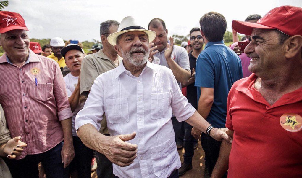 O ex-presidente Lula voltou a denunciar o desmonte do estado promovido pelo governo de Michel Temer, e a criticar a caçada judicial e midiática a que vem sendo submetido no âmbito da operação Lava Jato; em ato com milhares de pessoas em Montes Claros, Lula disse a a Lava Jato entrou em sua casa à procura de dinheiro, mas o que achou foi "vergonha na cara"; "Já acharam dinheiro na casa de um monte de gente. Foram na minha casa, abriram televisão, levantaram colchão... acharam vergonha na cara", disse o ex-presidente. "Aqui em Minas Gerais chegaram até a achar um helicóptero com 400 quilos de cocaína que todo mundo sabia de quem era. Sumiu", acrescentou; "Eu quero disputar a Presidência. Se disputar, vou ganhar. Se ganhar, vou consertar de novo esse país", afirmou Lula (Foto: Aquiles Lins) O ex-presidente Lula voltou a denunciar o desmonte do estado promovido pelo governo de Michel Temer, e a criticar a caçada judicial e midiática a que vem sendo submetido no âmbito da operação Lava Jato; em ato com milhares de pessoas em Montes Claros, Lula disse a a Lava Jato entrou em sua casa à procura de dinheiro, mas o que achou foi "vergonha na cara"; "Já acharam dinheiro na casa de um monte de gente. Foram na minha casa, abriram televisão, levantaram colchão... acharam vergonha na cara", disse o ex-presidente. "Aqui em Minas Gerais chegaram até a achar um helicóptero com 400 quilos de cocaína que todo mundo sabia de quem era. Sumiu", acrescentou; "Eu quero disputar a Presidência. Se disputar, vou ganhar. Se ganhar, vou consertar de novo esse país", afirmou Lula