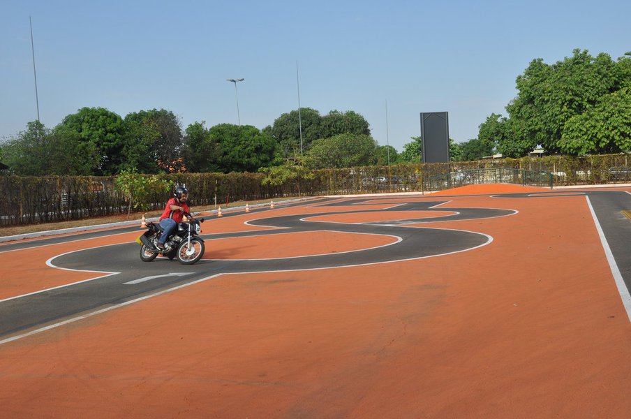 O Detran-GO inaugurou nesta terça-feira (17) duas pistas padronizadas de prática de direção veicular; na capital, novo circuito é direcionado aos candidatos à CNH Categoria “A” e fica na sede da autarquia na Cidade Jardim; em Aparecida de Goiânia, a nova pista é direcionada a exames de veículos de quatro e duas rodas e fica no Jardim Maria Inês; ambas contam com elementos que aprimoram o sistema de formação de condutores de motocicleta como rampa, cones, declive e a ampla área de desenvolvimento que exige que o piloto troque as marchas (Foto: José Barbacena) O Detran-GO inaugurou nesta terça-feira (17) duas pistas padronizadas de prática de direção veicular; na capital, novo circuito é direcionado aos candidatos à CNH Categoria “A” e fica na sede da autarquia na Cidade Jardim; em Aparecida de Goiânia, a nova pista é direcionada a exames de veículos de quatro e duas rodas e fica no Jardim Maria Inês; ambas contam com elementos que aprimoram o sistema de formação de condutores de motocicleta como rampa, cones, declive e a ampla área de desenvolvimento que exige que o piloto troque as marchas