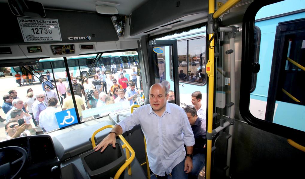 O prefeito de Fortaleza Roberto Cláudio (PT) entregou, nesta quarta-feira (25) um novo lote de 35 ônibus com ar condicionado. Com isso, a frota chega a quase 500 veículos refrigerados circulando na cidade, de um total de 2.008 cadastrados. Durante a solenidade, o chefe do Executivo municipal anunciou que até março do próximo ano todos os ônibus da Capital terão wi-fi e falou da extensão do Programa Bike Vida (Foto: Rodrigo Rocha) O prefeito de Fortaleza Roberto Cláudio (PT) entregou, nesta quarta-feira (25) um novo lote de 35 ônibus com ar condicionado. Com isso, a frota chega a quase 500 veículos refrigerados circulando na cidade, de um total de 2.008 cadastrados. Durante a solenidade, o chefe do Executivo municipal anunciou que até março do próximo ano todos os ônibus da Capital terão wi-fi e falou da extensão do Programa Bike Vida