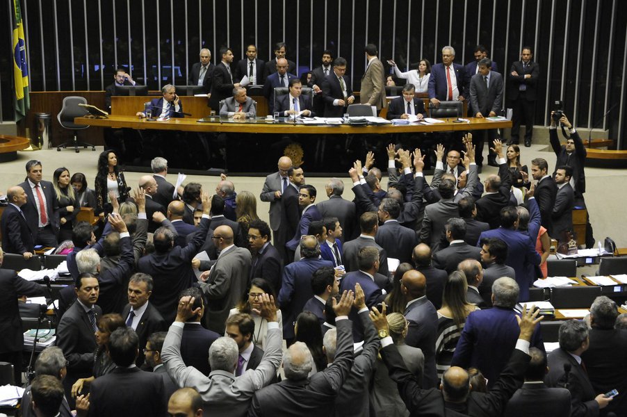 Especialista ouvidos pela RFI Brasil criticam a reforma política aprovada pelo Congresso que deve valer já para as próximas eleições; para o cientista político Carlos Alberto de Melo, do Insper, o pacote de modificações sequer pode ser chamado de reforma política; "Isso não é uma reforma política, é uma reforma eleitoral. A política é alguma coisa muito mais ampla, que o Brasil ainda vai ter de fazer", afirma; já o diretor do King's Brazil Institute, de Londres, Anthony Pereira, diz que apesar das falhas, o financiamento público é, potencialmente, uma mudança para melhor, sobretudo depois das revelações da operação Lava Jato; "É um mecanismo mais transparente, em vez de o dinheiro ser distribuído clandestinamente pelas grandes empresas" (Foto: Aquiles Lins) Especialista ouvidos pela RFI Brasil criticam a reforma política aprovada pelo Congresso que deve valer já para as próximas eleições; para o cientista político Carlos Alberto de Melo, do Insper, o pacote de modificações sequer pode ser chamado de reforma política; "Isso não é uma reforma política, é uma reforma eleitoral. A política é alguma coisa muito mais ampla, que o Brasil ainda vai ter de fazer", afirma; já o diretor do King's Brazil Institute, de Londres, Anthony Pereira, diz que apesar das falhas, o financiamento público é, potencialmente, uma mudança para melhor, sobretudo depois das revelações da operação Lava Jato; "É um mecanismo mais transparente, em vez de o dinheiro ser distribuído clandestinamente pelas grandes empresas"