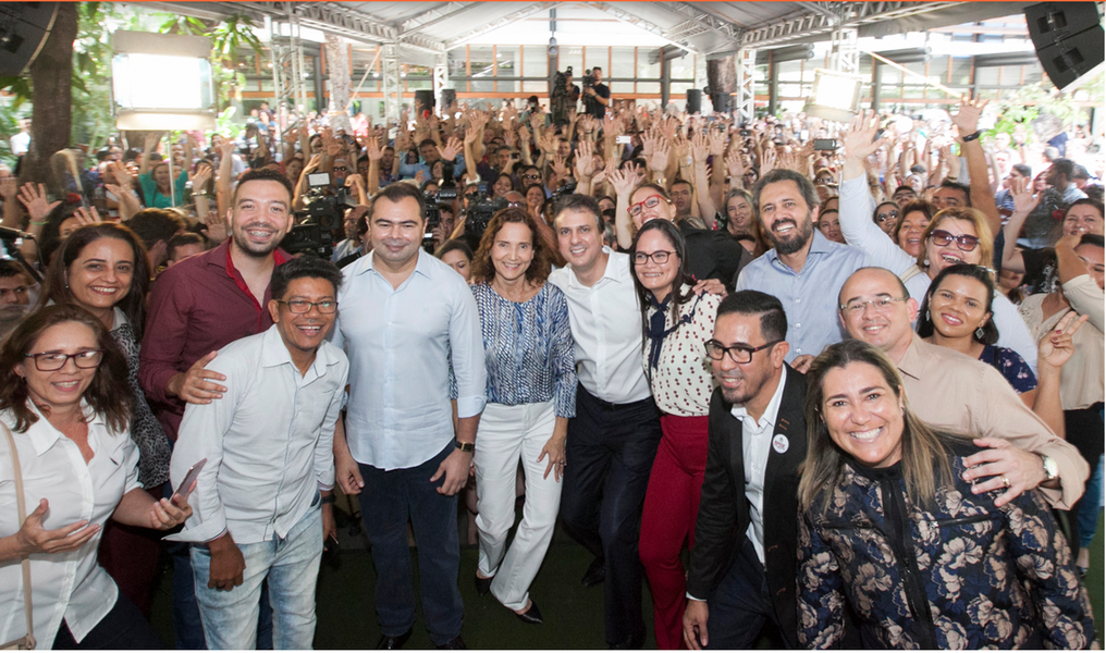 Camilo Santana (PT) anunciou nesta segunda (9) novo concurso para professores da rede estadual, pagamento da Gratificação de Desempenho das Escolas Profissionais 2016, assinou a estabilidade de 2.450 professores concursados aprovados em exame de 2013 e a liberação de mais de R$ 20 milhões para reforma de escolas públicas em todo o Estado (Foto: Rodrigo Rocha) Camilo Santana (PT) anunciou nesta segunda (9) novo concurso para professores da rede estadual, pagamento da Gratificação de Desempenho das Escolas Profissionais 2016, assinou a estabilidade de 2.450 professores concursados aprovados em exame de 2013 e a liberação de mais de R$ 20 milhões para reforma de escolas públicas em todo o Estado