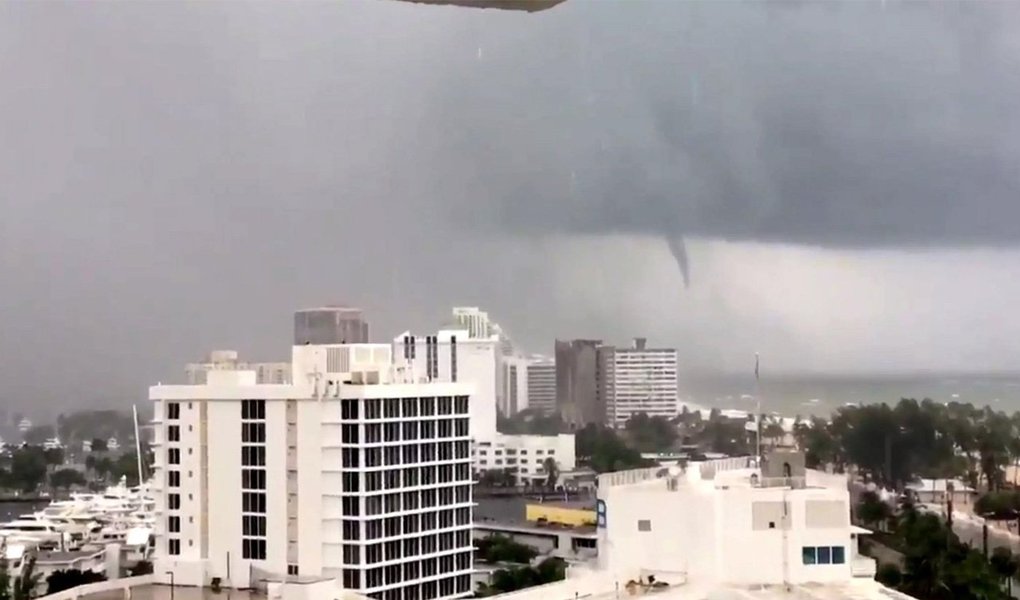 O furacão Irma tocou a terra neste domingo, 10, nas ilhotas da Flórida, no extremo sul dos Estados Unidos, com ventos de até 215 quilômetros por hora (km/h); Irma, que deixou um rastro de pelo menos 25 mortos e consideráveis danos materiais no Caribe, se encontra a 25 quilômetros ao sudeste de Key West e se desloca a uma velocidade de 13 km/h; em Miami, a força dos ventos e as chuvas geradas pelo furacão já começaram a fazer estragos na manhã de hoje; há ruas inundadas e árvores caídas (Foto: Aquiles Lins) O furacão Irma tocou a terra neste domingo, 10, nas ilhotas da Flórida, no extremo sul dos Estados Unidos, com ventos de até 215 quilômetros por hora (km/h); Irma, que deixou um rastro de pelo menos 25 mortos e consideráveis danos materiais no Caribe, se encontra a 25 quilômetros ao sudeste de Key West e se desloca a uma velocidade de 13 km/h; em Miami, a força dos ventos e as chuvas geradas pelo furacão já começaram a fazer estragos na manhã de hoje; há ruas inundadas e árvores caídas