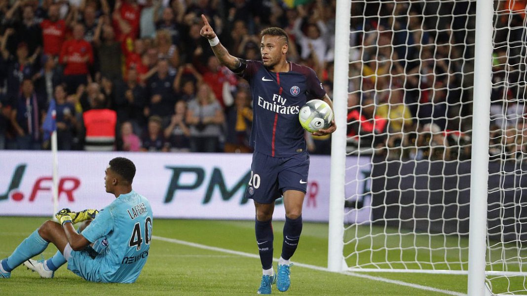"Já me sinto em casa aqui", disse ele à mídia francesa. "O time joga com o estilo brasileiro, e isso ajuda minha integração", disse Neymar após a vitória do PSG por 6 x 2 em cima do Toulouse, na estreia do brasileiro no estádio Parc des Princes; Neymar, que deixou o Barça por 222 milhões de euros no início deste mês, já marcou três gols em dois jogos por seu novo clube (Foto: Charles Nisz) "Já me sinto em casa aqui", disse ele à mídia francesa. "O time joga com o estilo brasileiro, e isso ajuda minha integração", disse Neymar após a vitória do PSG por 6 x 2 em cima do Toulouse, na estreia do brasileiro no estádio Parc des Princes; Neymar, que deixou o Barça por 222 milhões de euros no início deste mês, já marcou três gols em dois jogos por seu novo clube