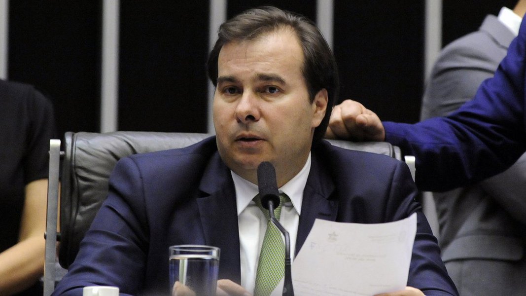 O presidente da Câmara, Rodrigo Maia (DEM-RJ), afirmou que Michel Temer deverá enfrentar "dificuldades" para barrar a denúncia que será analisada pela Câmara nas próximas semanas; Maia deu a declaração durante jantar com senadores de oposição ao governo, organizado pela senadora Kátia Abreu (PMDB-TO); Maia disse que o governo cometeu erros no relacionamento com seus aliados e, portanto, encontrará no plenário um ambiente menos favorável do que na primeira denúncia apresentada contra ele (Foto: Aquiles Lins) O presidente da Câmara, Rodrigo Maia (DEM-RJ), afirmou que Michel Temer deverá enfrentar "dificuldades" para barrar a denúncia que será analisada pela Câmara nas próximas semanas; Maia deu a declaração durante jantar com senadores de oposição ao governo, organizado pela senadora Kátia Abreu (PMDB-TO); Maia disse que o governo cometeu erros no relacionamento com seus aliados e, portanto, encontrará no plenário um ambiente menos favorável do que na primeira denúncia apresentada contra ele