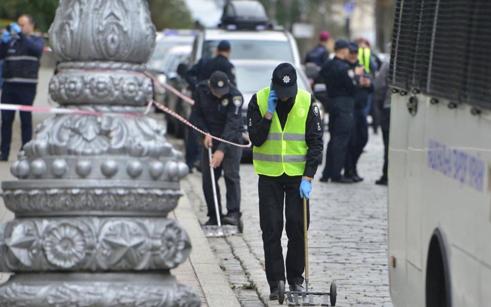 Duas pessoas ficaram feridas em uma explosão ocorrida perto da sede do governo no centro de Kiev, capital da Ucrânia, no feriado do Dia da Independência, disse a polícia; testemunhas disseram que aparentemente o explosivo foi atirado de um carro em movimento; explosão, que aconteceu por volta de 14h no horário local, foi provavelmente um ato de vandalismo, disse a porta-voz do Serviço de Segurança estatal da Ucrânia, Olena Gitlyanska (Foto: Paulo Emílio) Duas pessoas ficaram feridas em uma explosão ocorrida perto da sede do governo no centro de Kiev, capital da Ucrânia, no feriado do Dia da Independência, disse a polícia; testemunhas disseram que aparentemente o explosivo foi atirado de um carro em movimento; explosão, que aconteceu por volta de 14h no horário local, foi provavelmente um ato de vandalismo, disse a porta-voz do Serviço de Segurança estatal da Ucrânia, Olena Gitlyanska