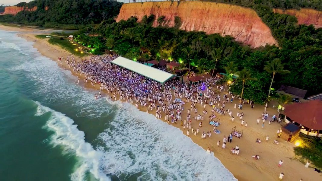 A agência de entretenimento Haute e a Gol se juntam novamente para promover um voo muito divertido e musical; com open bar e animação do DJ Guga Guizelini, a ideia é animar os passageiros com rumo à Trancoso (BA) no dia 25 de dezembro para passar o Réveillon no vilarejo baiano; a volta para São Paulo, com a mesma animação, está prevista para o dia 3 de janeiro de 2018 (Foto: Charles Nisz) A agência de entretenimento Haute e a Gol se juntam novamente para promover um voo muito divertido e musical; com open bar e animação do DJ Guga Guizelini, a ideia é animar os passageiros com rumo à Trancoso (BA) no dia 25 de dezembro para passar o Réveillon no vilarejo baiano; a volta para São Paulo, com a mesma animação, está prevista para o dia 3 de janeiro de 2018