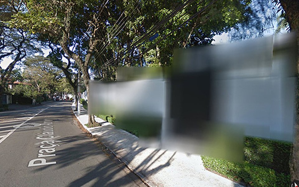 Ferramenta de mapeamento e geolocalização Google Maps, que pertence ao Google, atendeu a um pedido da Prefeitura de São Paulo e desfocou as imagens da residência do prefeito João Doria (PSDB), localizada no Jardim Europa; pedido para que as imagens da residência, que tem uma área total de 7.031 metros quadrados de terreno e está entre as dez maiores cassa da cidade, fossem desfocadas foi feito pela Assessoria Policial Militar, responsável pela segurança do prefeito (Foto: Paulo Emílio) Ferramenta de mapeamento e geolocalização Google Maps, que pertence ao Google, atendeu a um pedido da Prefeitura de São Paulo e desfocou as imagens da residência do prefeito João Doria (PSDB), localizada no Jardim Europa; pedido para que as imagens da residência, que tem uma área total de 7.031 metros quadrados de terreno e está entre as dez maiores cassa da cidade, fossem desfocadas foi feito pela Assessoria Policial Militar, responsável pela segurança do prefeito