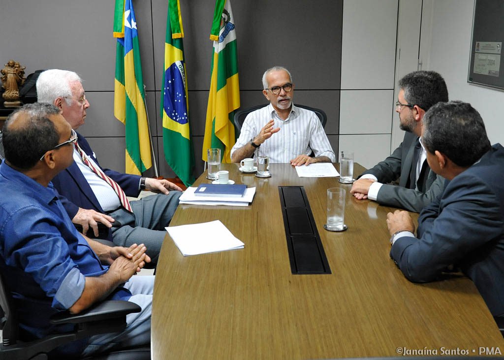Assim como tem feito desde que assumiu a gestão municipal, o prefeito Edvaldo Nogueira recebeu em seu gabinete representantes de categorias de servidores públicos; desta vez, ele recepcionou o presidente da Associação dos Procuradores de Aracaju (APMAJU), Matheus Brito, e o vice, Luiz Carlos Quirino, que apresentaram ao gestor municipal demandas da categoria; “Parabenizo o prefeito Edvaldo Nogueira, pois estamos vendo o esforço da sua gestão para colocar a casa em ordem. É visível o esforço de regularizar o descalabro encontrado na prefeitura de Aracaju”, afirmou o presidente da associação (Foto: Leonardo Lucena) Assim como tem feito desde que assumiu a gestão municipal, o prefeito Edvaldo Nogueira recebeu em seu gabinete representantes de categorias de servidores públicos; desta vez, ele recepcionou o presidente da Associação dos Procuradores de Aracaju (APMAJU), Matheus Brito, e o vice, Luiz Carlos Quirino, que apresentaram ao gestor municipal demandas da categoria; “Parabenizo o prefeito Edvaldo Nogueira, pois estamos vendo o esforço da sua gestão para colocar a casa em ordem. É visível o esforço de regularizar o descalabro encontrado na prefeitura de Aracaju”, afirmou o presidente da associação