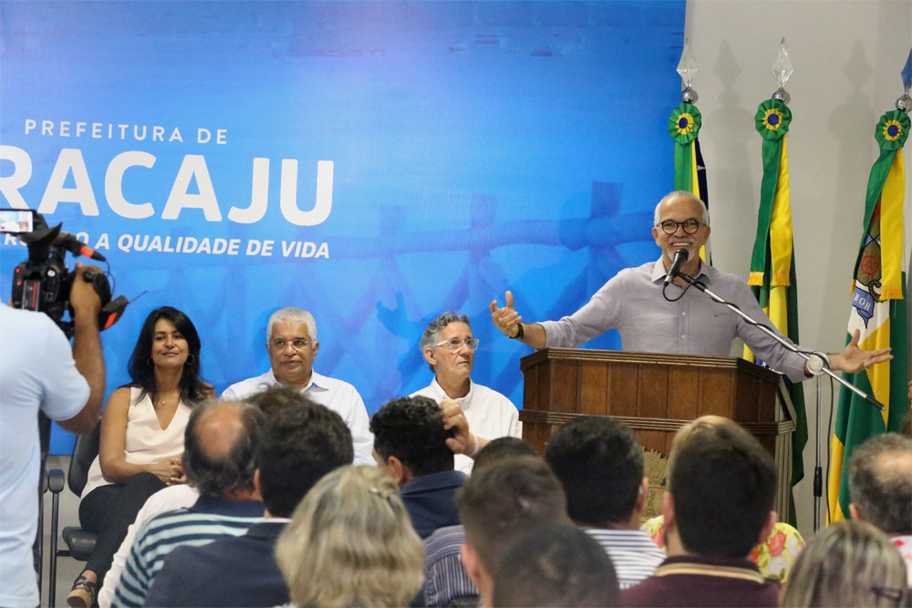 O prefeito Edvaldo Nogueira lançou o Mapa Cultural de Aracaju, ferramenta digital que permitirá o cadastramento de toda a produção artística e cultural da cidade, o que dará ao cidadão um amplo panorama dos shows, peças teatrais, intervenções de rua e demais eventos; para o prefeito, a iniciativa representa o "primeiro passo em direção à concretização do modelo de cidade inteligente"; o presidente da Fundação Cultural Cidade de Aracaju (Funcaju), Silvio Santos, ressalta que a plataforma "vai oferecer à cidade e aos turistas uma visão completa da nossa agenda cultural"
(Foto: Leonardo Lucena) O prefeito Edvaldo Nogueira lançou o Mapa Cultural de Aracaju, ferramenta digital que permitirá o cadastramento de toda a produção artística e cultural da cidade, o que dará ao cidadão um amplo panorama dos shows, peças teatrais, intervenções de rua e demais eventos; para o prefeito, a iniciativa representa o "primeiro passo em direção à concretização do modelo de cidade inteligente"; o presidente da Fundação Cultural Cidade de Aracaju (Funcaju), Silvio Santos, ressalta que a plataforma "vai oferecer à cidade e aos turistas uma visão completa da nossa agenda cultural"