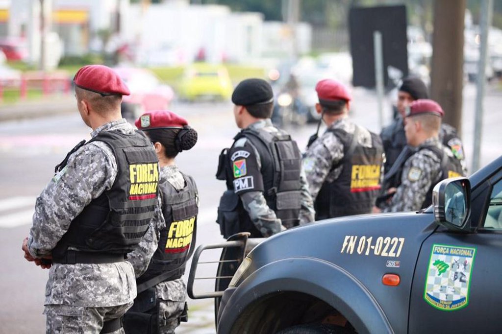As caminhonetes pretas blindadas da Força Nacional de Segurança são avistadas em pontos estratégicos de Porto Alegre há quase um ano, desde agosto de 2016, quando o governo estadual pediu socorro federal para conter a escalada da violência na Capital; ao lado dos imponentes veículos, os agentes fortemente armados e especializados da tropa especial imprimem uma imagem que passa segurança aos olhos do cidadão; mas, de acordo com especialistas, o baixo número de agentes causa um impacto muito mais simbólico do que efetivo na segurança pública da Capital; atualmente 200 policiais se revezam em turnos e auxiliam a Brigada Militar em operações nas ruas de Porto Alegre e da Região Metropolitana (Foto: Leonardo Lucena) As caminhonetes pretas blindadas da Força Nacional de Segurança são avistadas em pontos estratégicos de Porto Alegre há quase um ano, desde agosto de 2016, quando o governo estadual pediu socorro federal para conter a escalada da violência na Capital; ao lado dos imponentes veículos, os agentes fortemente armados e especializados da tropa especial imprimem uma imagem que passa segurança aos olhos do cidadão; mas, de acordo com especialistas, o baixo número de agentes causa um impacto muito mais simbólico do que efetivo na segurança pública da Capital; atualmente 200 policiais se revezam em turnos e auxiliam a Brigada Militar em operações nas ruas de Porto Alegre e da Região Metropolitana