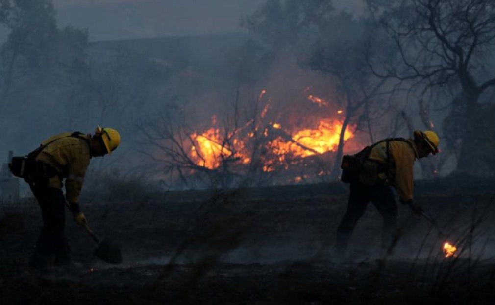 Bombeiros combatiam nesta terça-feira incêndios florestais que mataram ao menos 15 pessoas e destruíram cerca de 1.500 casas e negócios no norte da Califórnia, além de arrasar as famosas vinícolas do Estado norte-americano; diminuição dos ventos na segunda-feira auxiliou os esforços para controlar as chamas, disse Brad Alexander, porta-voz do Escritório de Serviços de Emergência do governador; mas o número de mortes ainda pode aumentar, alertou (Foto: José Barbacena) Bombeiros combatiam nesta terça-feira incêndios florestais que mataram ao menos 15 pessoas e destruíram cerca de 1.500 casas e negócios no norte da Califórnia, além de arrasar as famosas vinícolas do Estado norte-americano; diminuição dos ventos na segunda-feira auxiliou os esforços para controlar as chamas, disse Brad Alexander, porta-voz do Escritório de Serviços de Emergência do governador; mas o número de mortes ainda pode aumentar, alertou