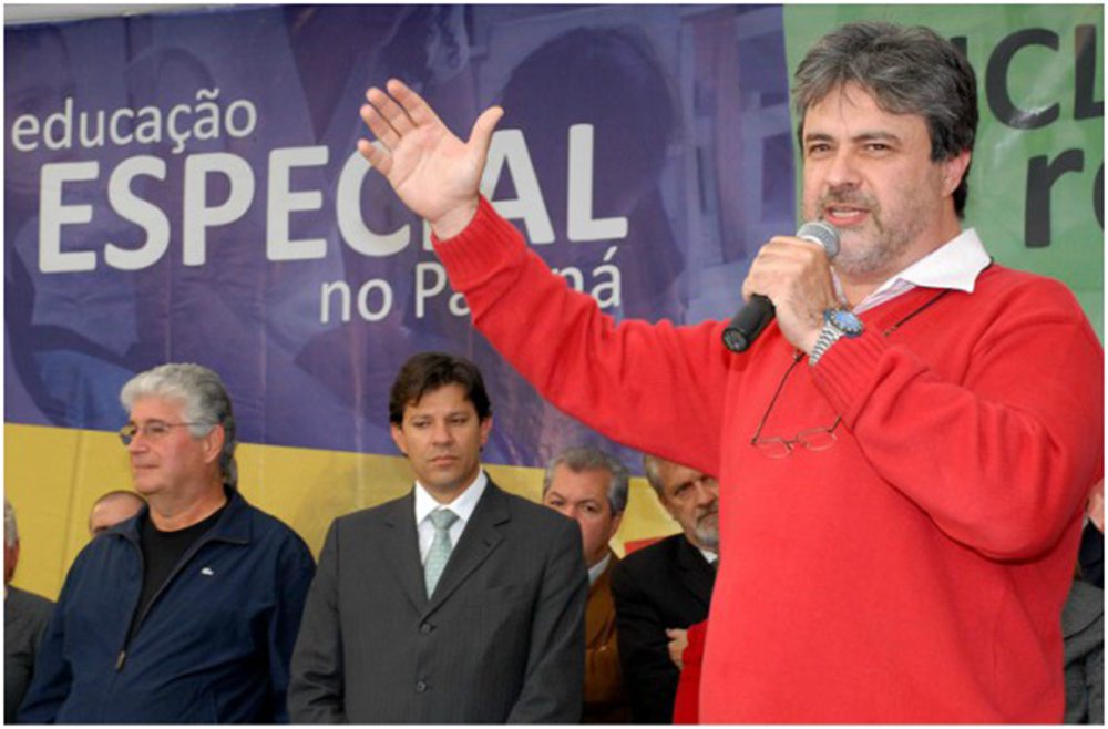 O senador Roberto Requião (PMDB-PR) cogita lançar o irmão dele Maurício Requião, ex-secretário da Educação, como candidato ao governo do Paraná nas eleições de 2018; psicólogo e professor da UFPR, Maurício Requião de Mello e Silva já foi deputado federal (1995-1998) e apontado como “o melhor secretário do país” no período que ocupou a Secretaria de Estado da Educação do Paraná (2003-2008); “O magistério paranaense se entusiasma com a candidatura de Maurício Requião ao governo do Paraná”, afirmou o senador Roberto Requião, que, neste cenário, disputaria a reeleição ao Senado (Foto: Leonardo Lucena) O senador Roberto Requião (PMDB-PR) cogita lançar o irmão dele Maurício Requião, ex-secretário da Educação, como candidato ao governo do Paraná nas eleições de 2018; psicólogo e professor da UFPR, Maurício Requião de Mello e Silva já foi deputado federal (1995-1998) e apontado como “o melhor secretário do país” no período que ocupou a Secretaria de Estado da Educação do Paraná (2003-2008); “O magistério paranaense se entusiasma com a candidatura de Maurício Requião ao governo do Paraná”, afirmou o senador Roberto Requião, que, neste cenário, disputaria a reeleição ao Senado