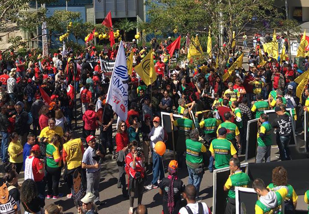 Em clima de campanha eleitoral interna, a APP-Sindicato vai marchar nesta quarta-feira, 30 de agosto, da Praça Santos Andrade (Centro) até o Palácio Iguaçu (Centro Cívico), para denunciar o descaso dos governos Michel Temer e Beto Richa com a rede pública de ensino e seus protagonistas; “A retirada de direitos dos educadores não pode passar imune”, pregam os educadores (Foto: Leonardo Lucena) Em clima de campanha eleitoral interna, a APP-Sindicato vai marchar nesta quarta-feira, 30 de agosto, da Praça Santos Andrade (Centro) até o Palácio Iguaçu (Centro Cívico), para denunciar o descaso dos governos Michel Temer e Beto Richa com a rede pública de ensino e seus protagonistas; “A retirada de direitos dos educadores não pode passar imune”, pregam os educadores