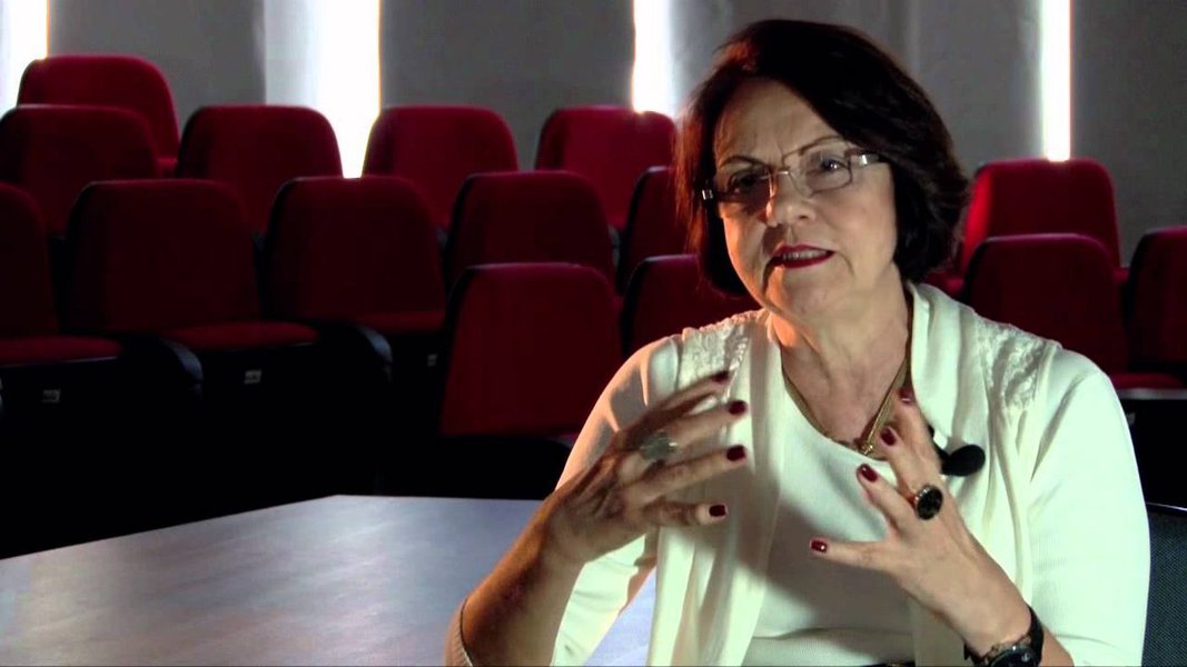 Professora e pesquisadora da ECA/USP, Maria Cristina Costa fala sobre a importância transgressora da arte, o papel de resistência das redes sociais e os valores imaginários defendidos pelos censores; "Que crianças são essas que estamos defendendo e existem na cabeça dos censores? É uma criança da elite, protegida pelos pais, atrás de muros que a separam da rua e da realidade que não se quer ver, e que ao invés de discutir como mudar a sociedade, se prefere não ver como a sociedade é", diz a professora (Foto: Charles Nisz) Professora e pesquisadora da ECA/USP, Maria Cristina Costa fala sobre a importância transgressora da arte, o papel de resistência das redes sociais e os valores imaginários defendidos pelos censores; "Que crianças são essas que estamos defendendo e existem na cabeça dos censores? É uma criança da elite, protegida pelos pais, atrás de muros que a separam da rua e da realidade que não se quer ver, e que ao invés de discutir como mudar a sociedade, se prefere não ver como a sociedade é", diz a professora