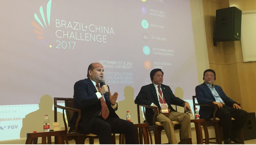 Em sua participação no Desafio Brazil/China 2017, em Pequim, o prefeito Roberto Cláudio (PDT) defendeu a inovação em métodos administrativos de gestão que possam qualificar os gastos públicos e assegurar melhor atendimento ao cidadão. Como exemplo, ele citou as políticas públicas do setor de mobilidade urbana que tem implantado em Fortaleza e o projeto piloto na área de resíduos sólidos que vem desenvolvendo, com a instalação de Ecopontos, urbanização e ciclomonitoramento de áreas críticas (Foto: Rodrigo Rocha) Em sua participação no Desafio Brazil/China 2017, em Pequim, o prefeito Roberto Cláudio (PDT) defendeu a inovação em métodos administrativos de gestão que possam qualificar os gastos públicos e assegurar melhor atendimento ao cidadão. Como exemplo, ele citou as políticas públicas do setor de mobilidade urbana que tem implantado em Fortaleza e o projeto piloto na área de resíduos sólidos que vem desenvolvendo, com a instalação de Ecopontos, urbanização e ciclomonitoramento de áreas críticas