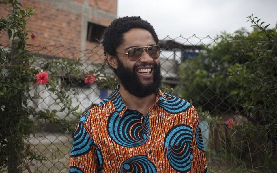 O rapper Fióti, que comanda junto com seu irmão Emicida a marca Lab Fantasma, relatou: “Ser preto é ser barrado pelo segurança do evento até mesmo quando é da sua marca e com pulseira”; o rapper foi barrado por um dos seguranças da São Paulo Fashion Week na noite desta terça (29) (Foto: Charles Nisz) O rapper Fióti, que comanda junto com seu irmão Emicida a marca Lab Fantasma, relatou: “Ser preto é ser barrado pelo segurança do evento até mesmo quando é da sua marca e com pulseira”; o rapper foi barrado por um dos seguranças da São Paulo Fashion Week na noite desta terça (29)