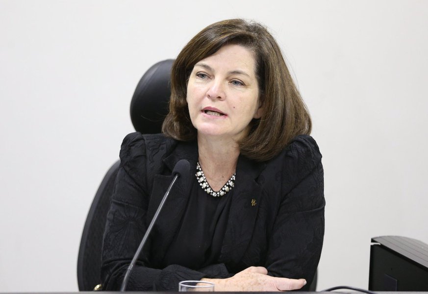 É importante dar voto de confiança à nova Procuradora-geral da República. Depois de tanto estrago da derradeira gestão no Ministério Público Federal, a escolha da Sra. Dodge é alvissareira e parece uma luz no fim do túnel em que seu antecessor ajudou a colocar o país. Vamos aguardar para ver (Foto: Eugênio Aragão) É importante dar voto de confiança à nova Procuradora-geral da República. Depois de tanto estrago da derradeira gestão no Ministério Público Federal, a escolha da Sra. Dodge é alvissareira e parece uma luz no fim do túnel em que seu antecessor ajudou a colocar o país. Vamos aguardar para ver