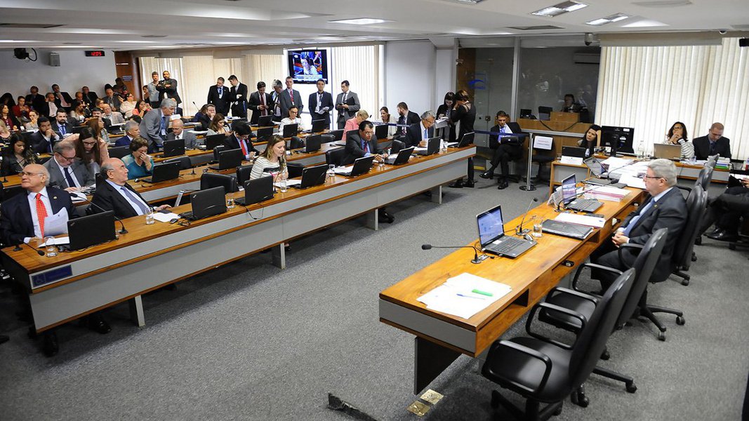 A Comissão de Constituição, Justiça e Cidadania (CCJ) do Senado aprovou nesta quarta-feira (4) regras para a demissão de servidor público estável por "insuficiência de desempenho", aplicáveis a todos os Poderes, nos níveis federal, estadual e municipal, baseadas em projeto apresentado pelo relator, senador Lasier Martins (PSD-RS); as avaliações serão realizadas por uma comissão e terão periodicidade de um ano; caso o servidor não obtenha conceito suficiente em duas avaliações consecutivas (Foto: Charles Nisz) A Comissão de Constituição, Justiça e Cidadania (CCJ) do Senado aprovou nesta quarta-feira (4) regras para a demissão de servidor público estável por "insuficiência de desempenho", aplicáveis a todos os Poderes, nos níveis federal, estadual e municipal, baseadas em projeto apresentado pelo relator, senador Lasier Martins (PSD-RS); as avaliações serão realizadas por uma comissão e terão periodicidade de um ano; caso o servidor não obtenha conceito suficiente em duas avaliações consecutivas