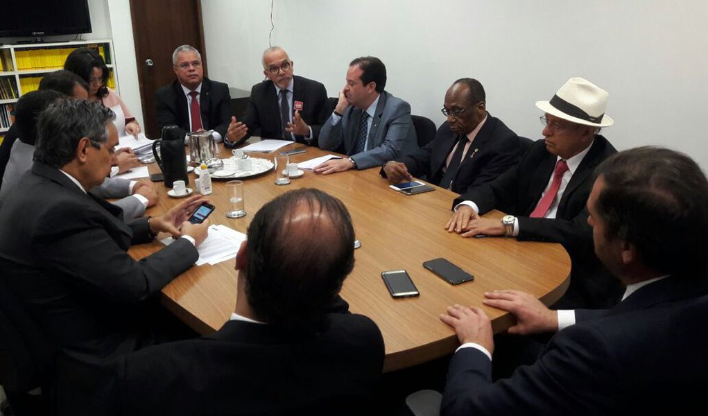 Tendo como foco o setor de saúde, o prefeito Edvaldo Nogueira apresentou aos deputados federais e senadores da bancada sergipana no Congresso, a proposta de emenda impositiva, com o gestor solicitando recursos da ordem de R$ 120 milhões para a capital; “Aracaju concentra 25% da população de Sergipe, além de absorver cerca de 90% da demanda da média e alta complexidade da Saúde de todo o Estado, o que demonstra a necessidade de uma emenda voltada para o setor, que é a prioridade da nossa gestão. Atualmente, a prefeitura já investe 19% do seu orçamento na Saúde, bem acima dos 15% obrigatórios”, explicou o prefeito (Foto: Voney Malta) Tendo como foco o setor de saúde, o prefeito Edvaldo Nogueira apresentou aos deputados federais e senadores da bancada sergipana no Congresso, a proposta de emenda impositiva, com o gestor solicitando recursos da ordem de R$ 120 milhões para a capital; “Aracaju concentra 25% da população de Sergipe, além de absorver cerca de 90% da demanda da média e alta complexidade da Saúde de todo o Estado, o que demonstra a necessidade de uma emenda voltada para o setor, que é a prioridade da nossa gestão. Atualmente, a prefeitura já investe 19% do seu orçamento na Saúde, bem acima dos 15% obrigatórios”, explicou o prefeito