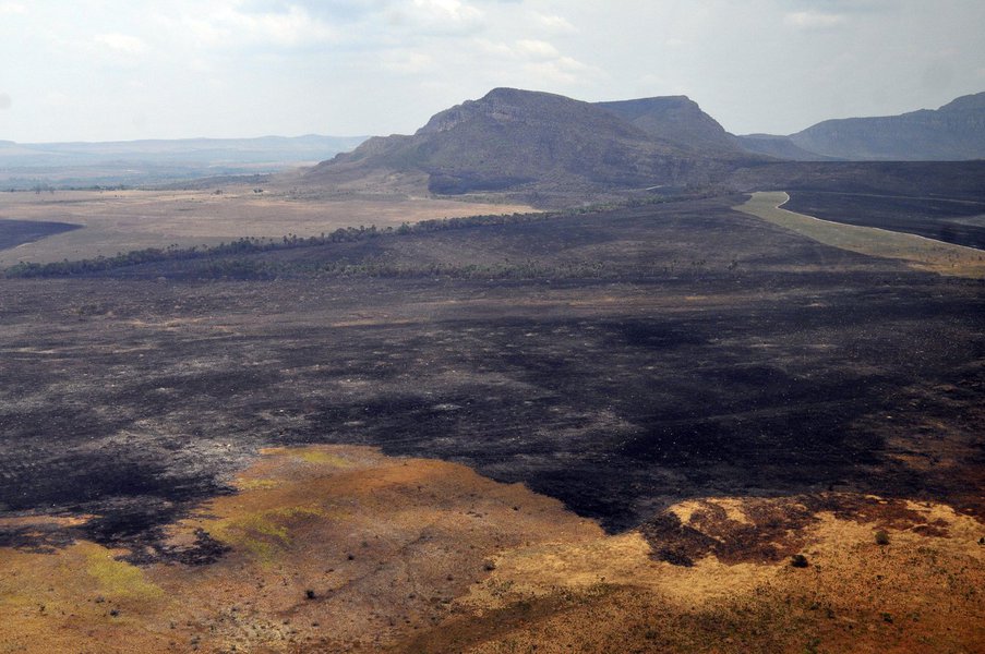 Instituto Chico Mendes informou neste domingo (29) que, com o incêndio no Parque Nacional da Chapada dos Veadeiros, em Goiás, sob controle, metade dos bombeiros deve deixar o local até o fim deste domingo; situação da área será verificada novamente nesta segunda-feira (30) por um helicóptero do Ibama; voluntários do Parque Nacional de Itatiaia, na Serra da Mantiqueira, já retornaram à sua localidade de origem (Foto: Aquiles Lins) Instituto Chico Mendes informou neste domingo (29) que, com o incêndio no Parque Nacional da Chapada dos Veadeiros, em Goiás, sob controle, metade dos bombeiros deve deixar o local até o fim deste domingo; situação da área será verificada novamente nesta segunda-feira (30) por um helicóptero do Ibama; voluntários do Parque Nacional de Itatiaia, na Serra da Mantiqueira, já retornaram à sua localidade de origem