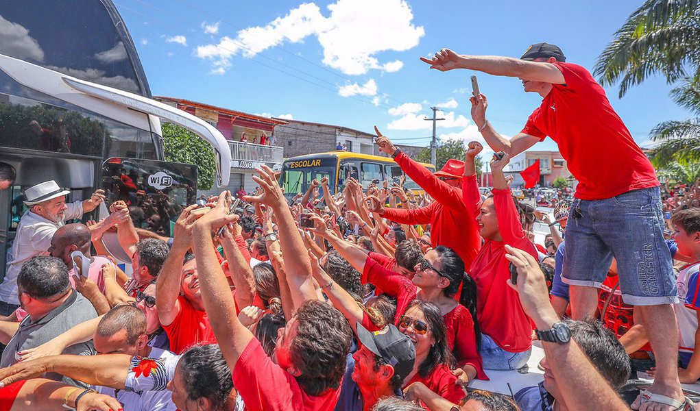 "Neste domingo, 49,7% dos amazonenses preferiram não votar ou anular o voto na eleição de um novo governador do estado, por conta da anulação do pleito de 2014. Pesquisa do instituto Ipsos sobre a rejeição aos políticos também avisou: os líderes de todos os grandes partidos têm rejeição elevadíssima, muito superior à do ex-presidente Lula", afirma a jornalista Tereza Cruvinel; "Este quadro aponta um quadro temerário caso Lula seja impedido de disputar a eleição de 2018: o eleitorado nacional pode fazer como o do Amazonas e o novo presidente, se eleito por uma fração reduzida do eleitorado, terá um deficit de legitimidade perigoso, que afetará suas condições de governar, sujeitando o Brasil a uma continuada instabilidade política, com todas as suas consequência", acrescenta a colunista (Foto: Tereza Cruvinel) "Neste domingo, 49,7% dos amazonenses preferiram não votar ou anular o voto na eleição de um novo governador do estado, por conta da anulação do pleito de 2014. Pesquisa do instituto Ipsos sobre a rejeição aos políticos também avisou: os líderes de todos os grandes partidos têm rejeição elevadíssima, muito superior à do ex-presidente Lula", afirma a jornalista Tereza Cruvinel; "Este quadro aponta um quadro temerário caso Lula seja impedido de disputar a eleição de 2018: o eleitorado nacional pode fazer como o do Amazonas e o novo presidente, se eleito por uma fração reduzida do eleitorado, terá um deficit de legitimidade perigoso, que afetará suas condições de governar, sujeitando o Brasil a uma continuada instabilidade política, com todas as suas consequência", acrescenta a colunista