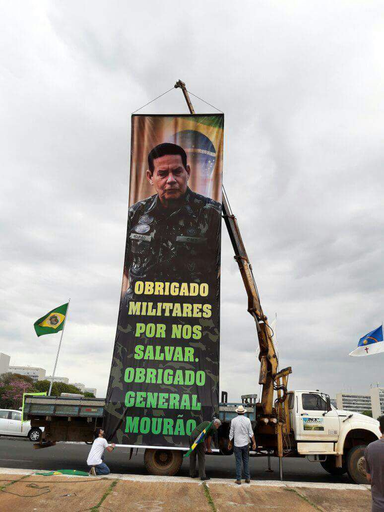 Eles Colocaram este imenso banner em frente a Esplanada dos Ministérios, em Brasília, em apoio ao General Mourão. E convocaram uma manifestação. Não foi ninguém (Foto: Renato Rovai) Eles Colocaram este imenso banner em frente a Esplanada dos Ministérios, em Brasília, em apoio ao General Mourão. E convocaram uma manifestação. Não foi ninguém
