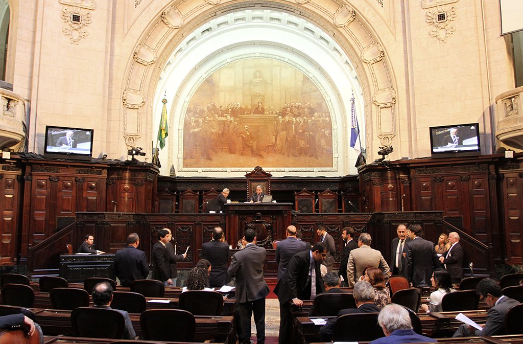 A Assembleia Legislativa do Estado do Rio de Janeiro (Alerj) aprovou o projeto de lei que muda regras do refinanciamento do estado com a União; de acordo com parlamentares governistas, a proposta era o último entrave para a publicação do edital da privatização da Cedae, com a qual o governo espera receber R$ 3,5 bilhões nos próximos dias; a lei determina o cumprimento do refinanciamento de acordo com leis complementares já publicadas, mas que o estado não cumpria (Foto: Leonardo Lucena) A Assembleia Legislativa do Estado do Rio de Janeiro (Alerj) aprovou o projeto de lei que muda regras do refinanciamento do estado com a União; de acordo com parlamentares governistas, a proposta era o último entrave para a publicação do edital da privatização da Cedae, com a qual o governo espera receber R$ 3,5 bilhões nos próximos dias; a lei determina o cumprimento do refinanciamento de acordo com leis complementares já publicadas, mas que o estado não cumpria