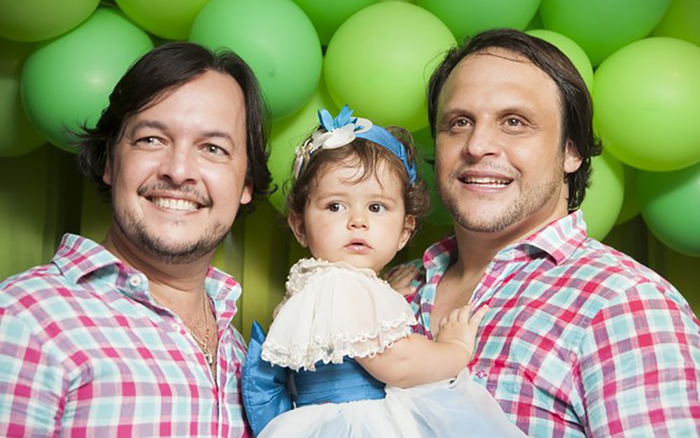 Reportagem especial da Agência Brasil relata desafios de casais héteros e homossexuais para adotar crianças no País; no caso dos homoafetivos, a situação é ainda mais complicada, como relata João Nogueira, pai de seis irmãos adotivos; ele faz um alerta aos pretendentes; "Pense duas vezes. Nossa sociedade machista ensina os homens a serem conquistadores. Pense se você quer abrir mão dessa ideologia. Abrir mão da própria individualidade por um projeto de paternidade que o faz ver um mundo novo que não é baseado na sua conquista, mas naquela criança de quem você está cuidando e com quem troca conhecimento no dia a dia" (Foto: Romulo Faro) Reportagem especial da Agência Brasil relata desafios de casais héteros e homossexuais para adotar crianças no País; no caso dos homoafetivos, a situação é ainda mais complicada, como relata João Nogueira, pai de seis irmãos adotivos; ele faz um alerta aos pretendentes; "Pense duas vezes. Nossa sociedade machista ensina os homens a serem conquistadores. Pense se você quer abrir mão dessa ideologia. Abrir mão da própria individualidade por um projeto de paternidade que o faz ver um mundo novo que não é baseado na sua conquista, mas naquela criança de quem você está cuidando e com quem troca conhecimento no dia a dia"