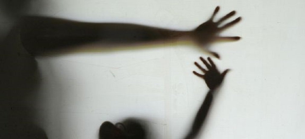Apenas na última semana, foram registrados pelo menos cinco casos de mulheres assassinadas por seus companheiros ou ex-companheiros só em São Paulo; dado alarmante que reflete a realidade do Brasil, país com a quinta maior taxa de feminicídio do mundo; segundo a Organização Mundial da Saúde (OMS), o número de assassinatos chega a 4,8 para cada 100 mil mulheres; o Mapa da Violência de 2015 aponta que, entre 1980 e 2013, 106.093 pessoas morreram por sua condição de ser mulher; as mulheres negras são ainda mais violentadas; apenas entre 2003 e 2013, houve aumento de 54% no registro de mortes, passando de 1.864 para 2.875 nesse período (Foto: José Barbacena) Apenas na última semana, foram registrados pelo menos cinco casos de mulheres assassinadas por seus companheiros ou ex-companheiros só em São Paulo; dado alarmante que reflete a realidade do Brasil, país com a quinta maior taxa de feminicídio do mundo; segundo a Organização Mundial da Saúde (OMS), o número de assassinatos chega a 4,8 para cada 100 mil mulheres; o Mapa da Violência de 2015 aponta que, entre 1980 e 2013, 106.093 pessoas morreram por sua condição de ser mulher; as mulheres negras são ainda mais violentadas; apenas entre 2003 e 2013, houve aumento de 54% no registro de mortes, passando de 1.864 para 2.875 nesse período