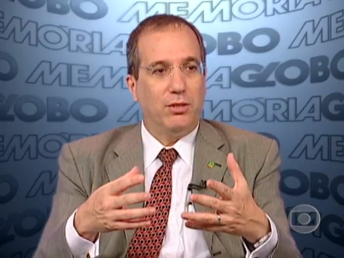 O jornalista Kiko Nogueira, editor do DCM, lembra que o diretor-geral de operações do Comitê Rio 2016 e ex-diretor do COB, Leonardo Gryner, também preso pela polícia, fez carreira dentro da Globo; "Começou como produtor de um telejornal extinto que se chama Painel e terminou sua passagem gloriosa como diretor de Marketing Esportivo. Saiu em 1992 para operar com Nuzman como consultor de Marketing da Federação Internacional de Vôlei. Sua trajetória televisiva está no site da Memória Globo. Corra antes que a mão invisível do mercado tire do ar", diz (Foto: Aquiles Lins) O jornalista Kiko Nogueira, editor do DCM, lembra que o diretor-geral de operações do Comitê Rio 2016 e ex-diretor do COB, Leonardo Gryner, também preso pela polícia, fez carreira dentro da Globo; "Começou como produtor de um telejornal extinto que se chama Painel e terminou sua passagem gloriosa como diretor de Marketing Esportivo. Saiu em 1992 para operar com Nuzman como consultor de Marketing da Federação Internacional de Vôlei. Sua trajetória televisiva está no site da Memória Globo. Corra antes que a mão invisível do mercado tire do ar", diz