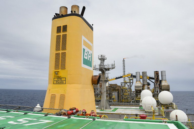 Além de leiloar áreas do pré-sal, o governo quer isentar as petroleiras estrangeiras de tributos. Só em Libra, a renúncia somaria 247 bilhões de reais (Foto: Carlos Zarattini) Além de leiloar áreas do pré-sal, o governo quer isentar as petroleiras estrangeiras de tributos. Só em Libra, a renúncia somaria 247 bilhões de reais
