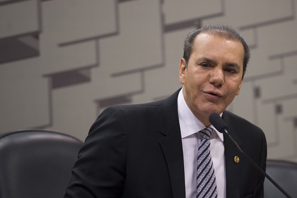 O presidente da CPI do CARF, Senador Ataídes Oliveira, durante oitiva de Maurício Taveira e Silva, ex-conselheiro do Carf (Marcelo Camargo/Agência Brasil) (Foto: Giuliana Miranda) O presidente da CPI do CARF, Senador Ataídes Oliveira, durante oitiva de Maurício Taveira e Silva, ex-conselheiro do Carf (Marcelo Camargo/Agência Brasil)