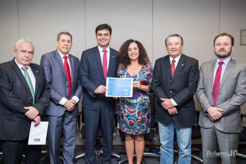 A Bancada do Maranhão no Congresso Nacional garantiu mais uma vitória para o estado; de acordo com o coordenador da Bancada e deputado federal, Rubens Júnior (PCdoB), durante encontro com os parlamentares, o governo federal garantiu o descontingenciamento de R$ 15 milhões para continuidade das obras realizadas pelo Instituto do Patrimônio Histórico e Artístico Nacional (Iphan) em São Luís; “Também serão retomadas obras dos teatros Arthur Azevedo e João do Vale, Museu de Artes Visuais, Fórum Universitário, Jucema e Palácio das Lágrimas”, detalhou o parlamentar (Foto: Leonardo Lucena) A Bancada do Maranhão no Congresso Nacional garantiu mais uma vitória para o estado; de acordo com o coordenador da Bancada e deputado federal, Rubens Júnior (PCdoB), durante encontro com os parlamentares, o governo federal garantiu o descontingenciamento de R$ 15 milhões para continuidade das obras realizadas pelo Instituto do Patrimônio Histórico e Artístico Nacional (Iphan) em São Luís; “Também serão retomadas obras dos teatros Arthur Azevedo e João do Vale, Museu de Artes Visuais, Fórum Universitário, Jucema e Palácio das Lágrimas”, detalhou o parlamentar