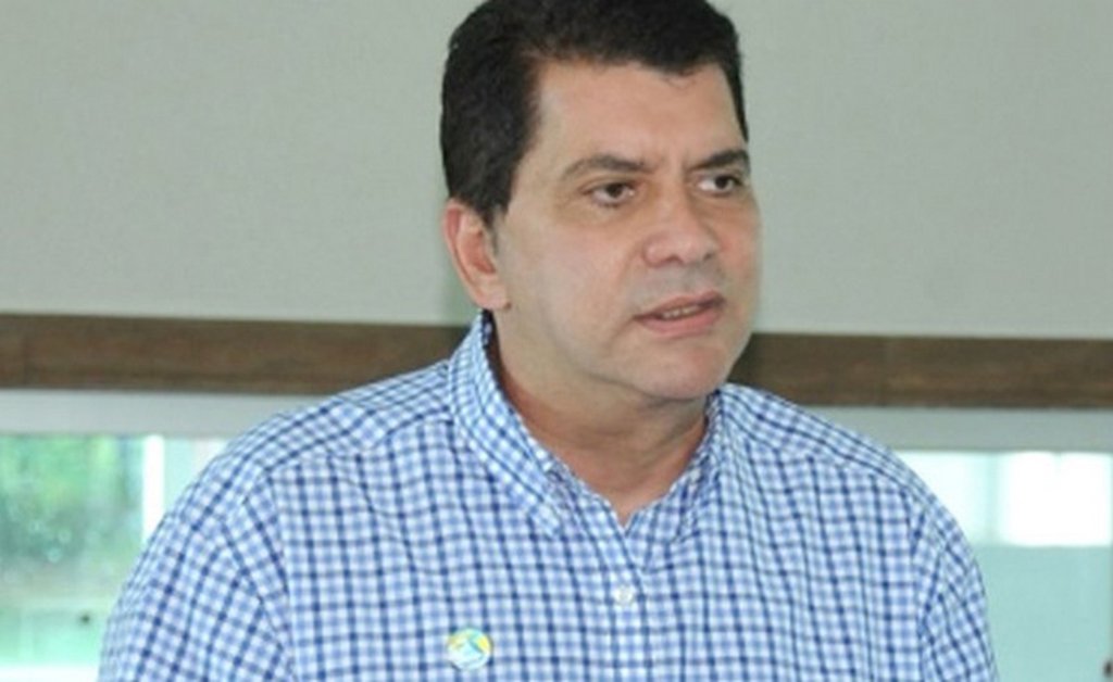 O vereador Lúcio Campelo (PR) ingressou com notícia-crime contra o prefeito de Palmas, Carlos Amastha (PSB), e o secretário municipal de Educação, Danilo de Melo Souza, por causa de possíveis irregularidades na utilização de recursos do Programa Nacional de Alimentação Escolar (PNAE); relatório do Conselho Municipal de Alimentação Escolar relacionado à prestação de contas de 2016, aponta que o órgão detectou diversas irregularidades, como quantitativos divergentes de produtos adquiridos entre escolas com a mesma quantidade de alunos e compra de produtos não aprovados pelo PNAE (Foto: Leonardo Lucena) O vereador Lúcio Campelo (PR) ingressou com notícia-crime contra o prefeito de Palmas, Carlos Amastha (PSB), e o secretário municipal de Educação, Danilo de Melo Souza, por causa de possíveis irregularidades na utilização de recursos do Programa Nacional de Alimentação Escolar (PNAE); relatório do Conselho Municipal de Alimentação Escolar relacionado à prestação de contas de 2016, aponta que o órgão detectou diversas irregularidades, como quantitativos divergentes de produtos adquiridos entre escolas com a mesma quantidade de alunos e compra de produtos não aprovados pelo PNAE