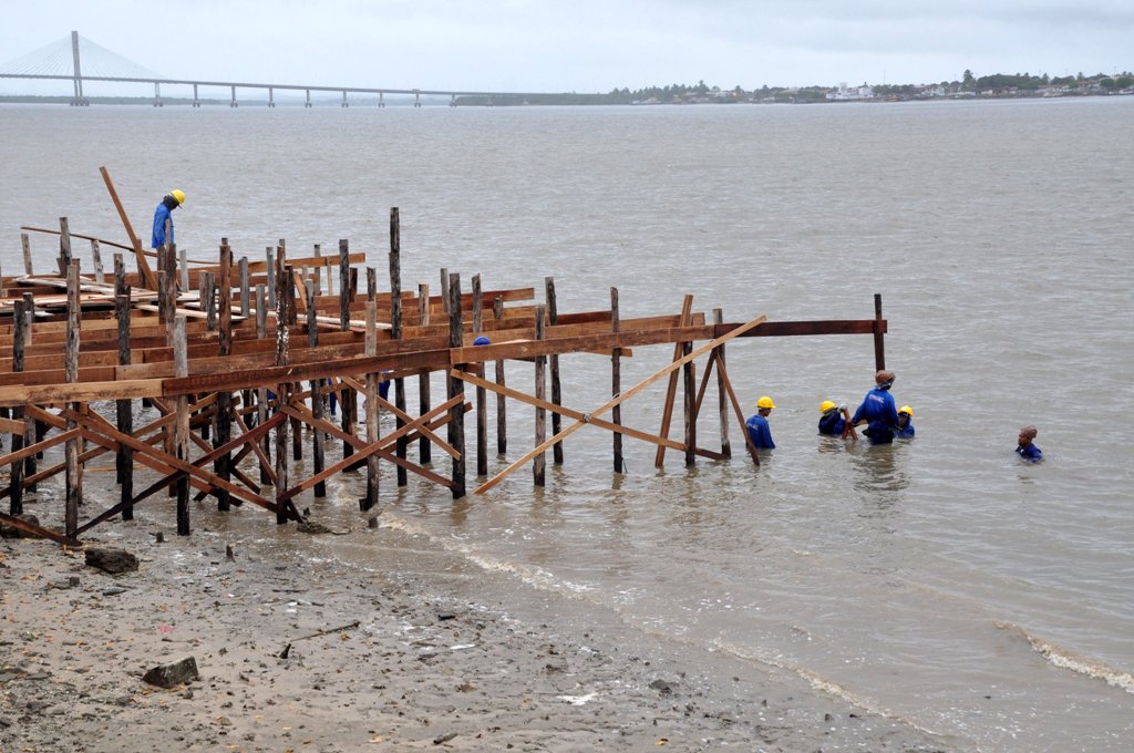O governo do Estado, por meio da parceria entre a secretaria de Estado da Infraestrutura e do Desenvolvimento Urbano (Seinfra) e da Companhia Estadual de Habitação e Obras Públicas (Cehop), instalou o canteiro de obras do mais novo futuro cartão-postal sergipano: o Largo da Gente Sergipana; obra custará R$ 6,4 milhões e será edificada às margens do Rio Sergipe; o Largo terá um píer, atracadouro para pequenas embarcações, mirante, espaço de convivência e a construção de oito esculturas com 7,0 metros de altura que representarão manifestações culturais do folclore sergipano (Foto: Voney Malta) O governo do Estado, por meio da parceria entre a secretaria de Estado da Infraestrutura e do Desenvolvimento Urbano (Seinfra) e da Companhia Estadual de Habitação e Obras Públicas (Cehop), instalou o canteiro de obras do mais novo futuro cartão-postal sergipano: o Largo da Gente Sergipana; obra custará R$ 6,4 milhões e será edificada às margens do Rio Sergipe; o Largo terá um píer, atracadouro para pequenas embarcações, mirante, espaço de convivência e a construção de oito esculturas com 7,0 metros de altura que representarão manifestações culturais do folclore sergipano