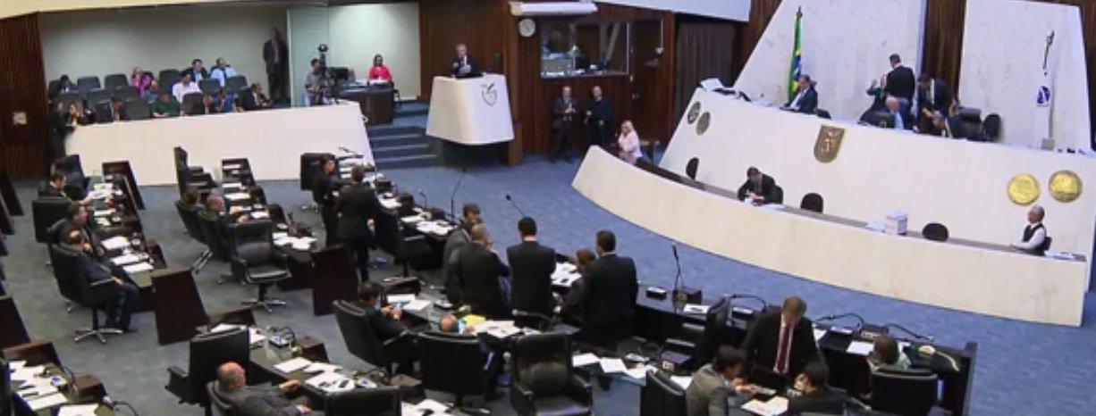 Oposicionistas ao governador Beto Richa (PSDB), na Assembleia Legislativa do Paraná (Alep), tentam conseguir assinaturas para a abertura de uma CPI, com o objetivo de investigar o caso de corrupção desvendado com a Operação Quadro Negro, que apura desvios de dinheiro na Educação; pelo menos 13 deputados já se posicionaram a favor da abertura da CPI; são necessárias 18 assinaturas para a instalação da CPI; pelo menos três parlamentares foram citados pelo dono da Construtora Valor, Eduardo Lopes de Souza; são eles: o presidente da Alep, deputado Ademar Traiano (PSDB), o secretário da Casa, Plauto Miró (DEM) e o deputado Tiago Amaral (PSB), filho do presidente do TCE-PR, Durval Amaral (Foto: Leonardo Lucena) Oposicionistas ao governador Beto Richa (PSDB), na Assembleia Legislativa do Paraná (Alep), tentam conseguir assinaturas para a abertura de uma CPI, com o objetivo de investigar o caso de corrupção desvendado com a Operação Quadro Negro, que apura desvios de dinheiro na Educação; pelo menos 13 deputados já se posicionaram a favor da abertura da CPI; são necessárias 18 assinaturas para a instalação da CPI; pelo menos três parlamentares foram citados pelo dono da Construtora Valor, Eduardo Lopes de Souza; são eles: o presidente da Alep, deputado Ademar Traiano (PSDB), o secretário da Casa, Plauto Miró (DEM) e o deputado Tiago Amaral (PSB), filho do presidente do TCE-PR, Durval Amaral