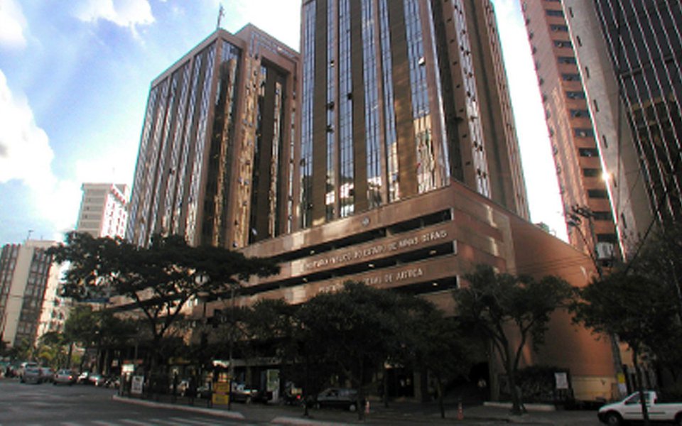 O Supremo Tribunal Federal questiona os auxílios para “aperfeiçoamento profissional” e para a saúde de promotores e procuradores do MP-MG, que foram criados há três anos para se somar aos salários dos membros da instituição; a Procuradoria Geral da República considera que a norma fere a Constituição e, em consequência, ingressou com ação direta de inconstitucionalidade (Adin) pedindo a derrubada dos benefícios (Foto: Leonardo Lucena) O Supremo Tribunal Federal questiona os auxílios para “aperfeiçoamento profissional” e para a saúde de promotores e procuradores do MP-MG, que foram criados há três anos para se somar aos salários dos membros da instituição; a Procuradoria Geral da República considera que a norma fere a Constituição e, em consequência, ingressou com ação direta de inconstitucionalidade (Adin) pedindo a derrubada dos benefícios