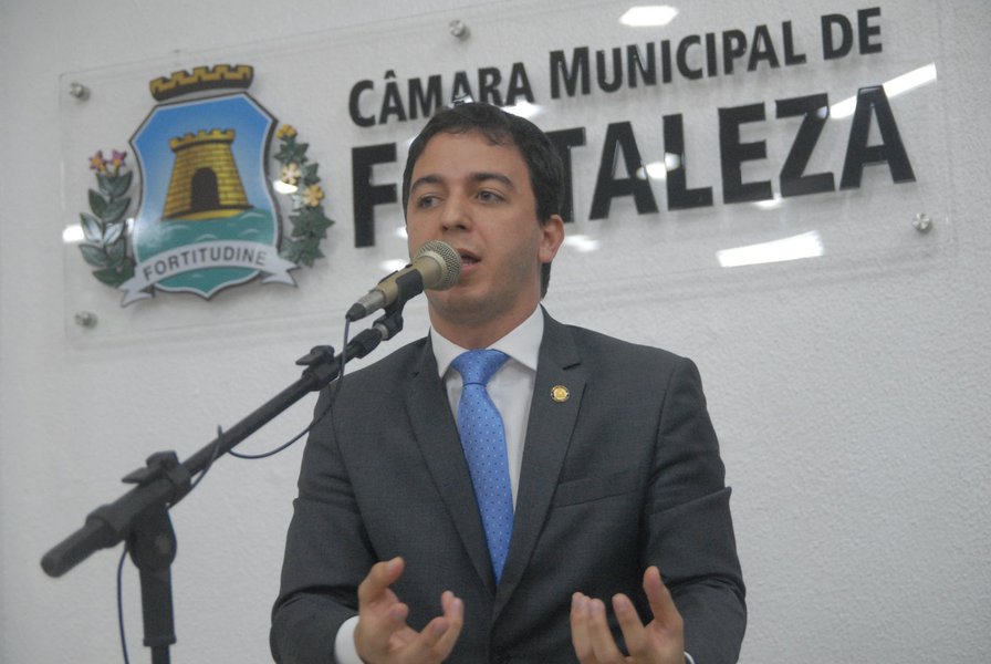 O Projeto de Lei que cria um fundo público de público de financiamento de campanha eleitorais, aprovado ontem na Câmara dos Deputados, foi alvo de críticas do vereador Célio Studart (SD), que classificou o PL como “o fundo do poço da democracia”. Para o parlamentar, o montante poderia ser utilizado em investimentos na saúde, na educação e no combate à violência. “Poderíamos ter três vezes mais pessoas no ensino superior se o dinheiro não fosse desviado para isso. Não aconteceu reforma política, 2018 vai ser ano das campanhas milionárias. O povo precisa mostrar indignação, e é importante lembrar desse momento”, afirmou nesta quinta (5) (Foto: Rodrigo Rocha) O Projeto de Lei que cria um fundo público de público de financiamento de campanha eleitorais, aprovado ontem na Câmara dos Deputados, foi alvo de críticas do vereador Célio Studart (SD), que classificou o PL como “o fundo do poço da democracia”. Para o parlamentar, o montante poderia ser utilizado em investimentos na saúde, na educação e no combate à violência. “Poderíamos ter três vezes mais pessoas no ensino superior se o dinheiro não fosse desviado para isso. Não aconteceu reforma política, 2018 vai ser ano das campanhas milionárias. O povo precisa mostrar indignação, e é importante lembrar desse momento”, afirmou nesta quinta (5)