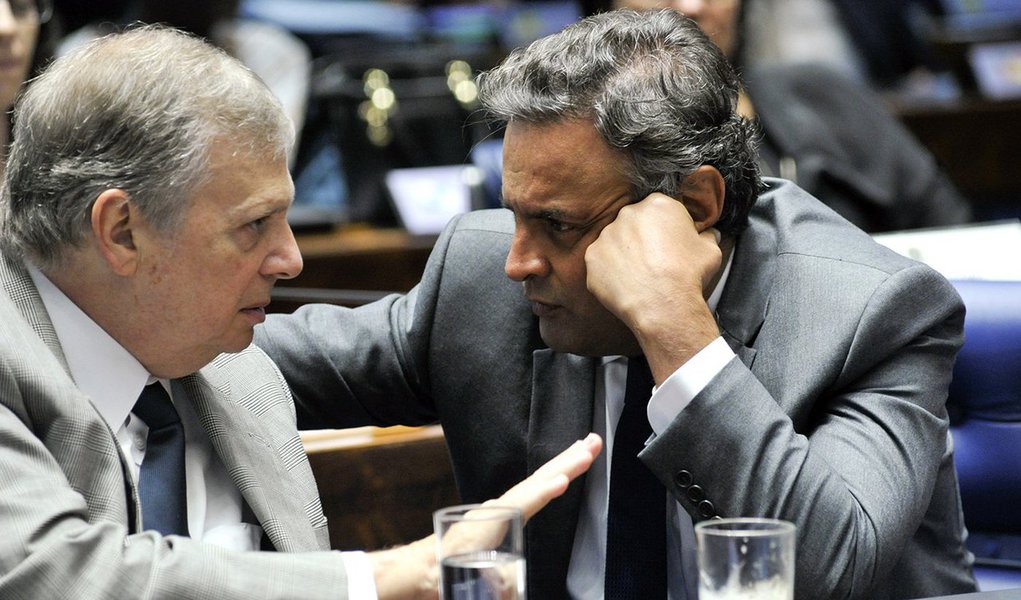 O senador cearense Tasso Jereissati, que comanda interinamente o PSDB, mandou passar um pente fino nos contratos firmados pelo partido nos últimos anos. Segundo o jornalista Lauro Jardim, do O Globo, a medida é uma espécie de auditoria nas contas aprovadas por Aécio Neves, ex-presidente da sigla (Foto: Rodrigo Rocha) O senador cearense Tasso Jereissati, que comanda interinamente o PSDB, mandou passar um pente fino nos contratos firmados pelo partido nos últimos anos. Segundo o jornalista Lauro Jardim, do O Globo, a medida é uma espécie de auditoria nas contas aprovadas por Aécio Neves, ex-presidente da sigla