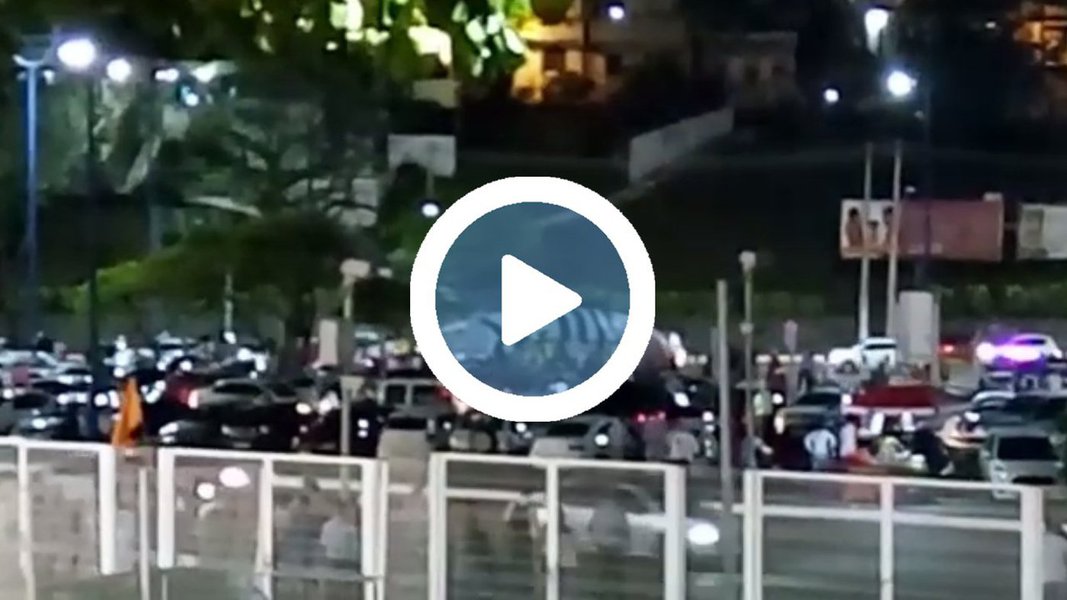 Um boneco utilizado por grupos de extrema-direita do ex-presidente Luiz Inácio Lula da Silva vestido de presidiário foi abatido nesta quinta-feira, 17, nas proximidades do estádio da Fonte Nova, em Salvador; manifestação de incitação ao ódio contra Lula ocorreu durante a chegada do ex-presidente à capital baiana, primeiro ponto da caravana de Lula pelos nove estados do nordeste (Foto: Ana Pupulin) Um boneco utilizado por grupos de extrema-direita do ex-presidente Luiz Inácio Lula da Silva vestido de presidiário foi abatido nesta quinta-feira, 17, nas proximidades do estádio da Fonte Nova, em Salvador; manifestação de incitação ao ódio contra Lula ocorreu durante a chegada do ex-presidente à capital baiana, primeiro ponto da caravana de Lula pelos nove estados do nordeste