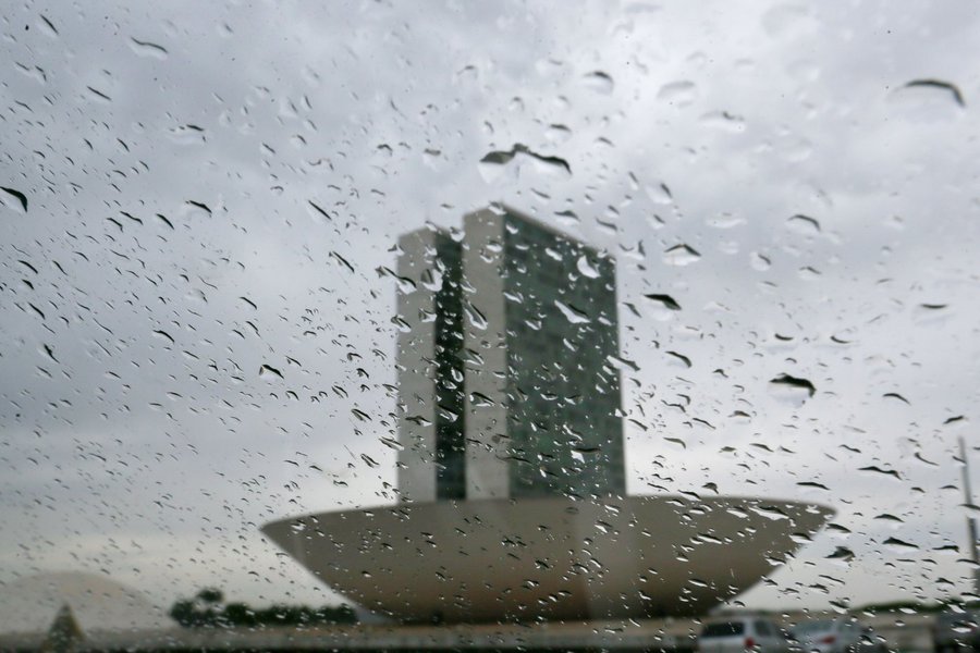 Caíram em Brasília nesta sexta-feira os primeiros chuviscos após 123 dias de seca; a previsão, porém, é de que não chova na próxima semana; de acordo com o Instituto Nacional de Meteorologia (Inmet), até a próxima sexta-feira (29) a capital federal vai continuar seca; por ser inicio da Primavera, as chuvas devem vir com maior frequência somente no mês de outubro, mas a previsão é de que as chuvas permaneçam abaixo da média (Foto: Romulo Faro) Caíram em Brasília nesta sexta-feira os primeiros chuviscos após 123 dias de seca; a previsão, porém, é de que não chova na próxima semana; de acordo com o Instituto Nacional de Meteorologia (Inmet), até a próxima sexta-feira (29) a capital federal vai continuar seca; por ser inicio da Primavera, as chuvas devem vir com maior frequência somente no mês de outubro, mas a previsão é de que as chuvas permaneçam abaixo da média