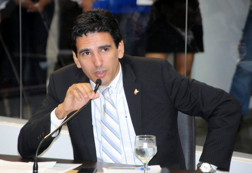 O vereador professor Júnior Geo (PROS) solicitou, à presidência da Câmara Municipal de Palmas, um cronograma da execução do concurso para disponibilizar à sociedade; de acordo com o parlamentar, os interessados em participar precisam ter acesso a essas informações para que se preparem adequadamente e tenham conhecimento dos prazos para cada etapa; responsável pelo andamento do certame, o vereador informou que no final de agosto a empresa estará licitada e poderá realizar o edital que rege o concurso, em setembro poderão iniciar as inscrições, outubro a realização da prova e a previsão para posse é janeiro (Foto: Leonardo Lucena) O vereador professor Júnior Geo (PROS) solicitou, à presidência da Câmara Municipal de Palmas, um cronograma da execução do concurso para disponibilizar à sociedade; de acordo com o parlamentar, os interessados em participar precisam ter acesso a essas informações para que se preparem adequadamente e tenham conhecimento dos prazos para cada etapa; responsável pelo andamento do certame, o vereador informou que no final de agosto a empresa estará licitada e poderá realizar o edital que rege o concurso, em setembro poderão iniciar as inscrições, outubro a realização da prova e a previsão para posse é janeiro