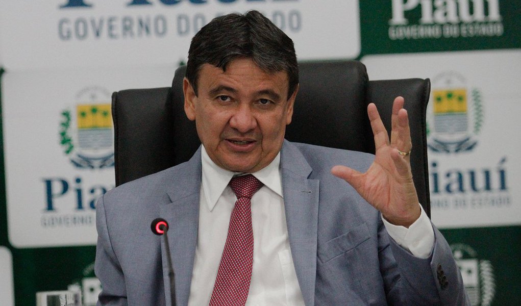 O governador Wellington Dias reuniu-se, no Palácio de Karnak, com os gestores da Seinfra, Semar, Seplan, Sefaz, Sead, Secid, Sedet, DER, Idepi, ADH e Caixa; o encontro teve como objetivo discutir obras de mobilidade urbana a serem executadas com recursos do novo empréstimo com a Caixa Econômica, no valor de R$ 315 milhões; a assinatura do contrato é prevista para o dia 28 de agosto (Foto: Leonardo Lucena) O governador Wellington Dias reuniu-se, no Palácio de Karnak, com os gestores da Seinfra, Semar, Seplan, Sefaz, Sead, Secid, Sedet, DER, Idepi, ADH e Caixa; o encontro teve como objetivo discutir obras de mobilidade urbana a serem executadas com recursos do novo empréstimo com a Caixa Econômica, no valor de R$ 315 milhões; a assinatura do contrato é prevista para o dia 28 de agosto